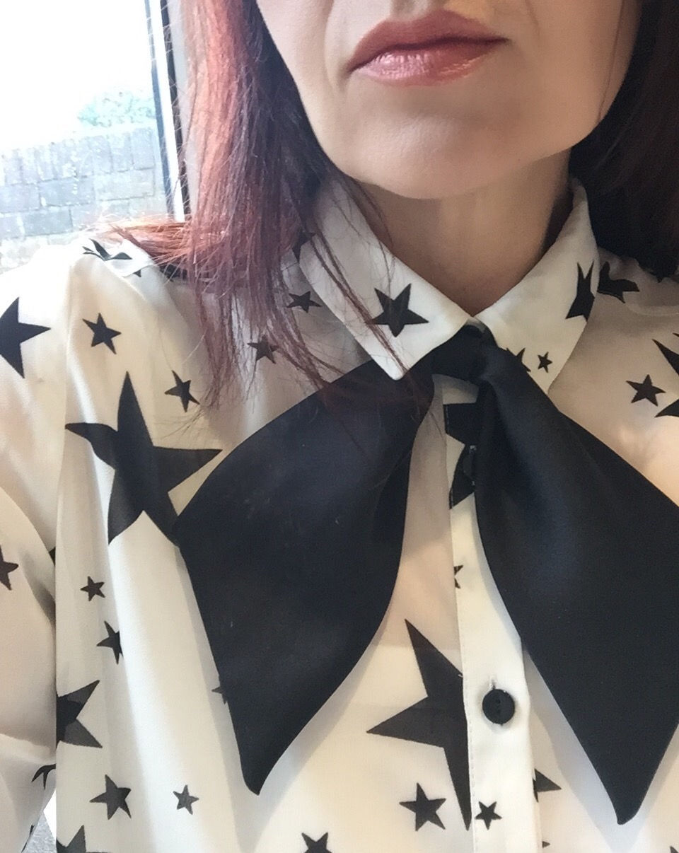 always a blue sky girl star print h&m shirt ootd 