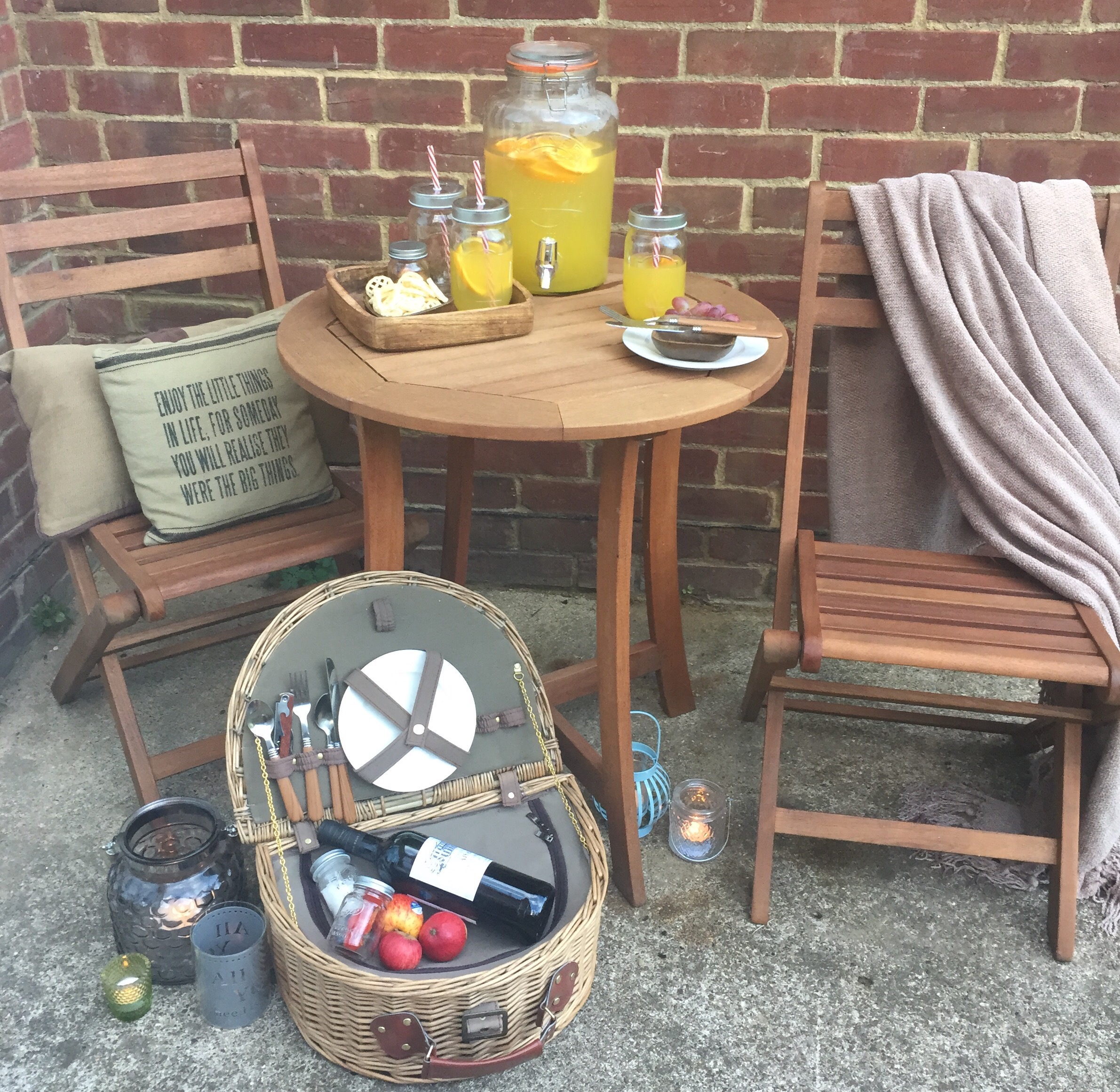 rustic outdoor dining with mason jar glasses via Always a Blue Sky Girl blog